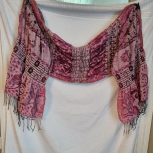 Sjal/halsduk - Rosa mönstrad halsduk/sjal, fint skick. Längd ca 180 cm och bredd ca 32 cm.