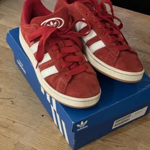 Adidas Campus  - Säljer adidas campus röda för bra pris. Skorna är använda ett fåtal gånger men är i bra skick. Pris kan diskuteras vid snabb affär.