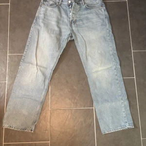 Blå jeans från Weekday - Snygga blå jeans från Weekday i modellen Space. De har en klassisk femficksdesign och knappar i gylfen. Perfekta för en avslappnad stil.