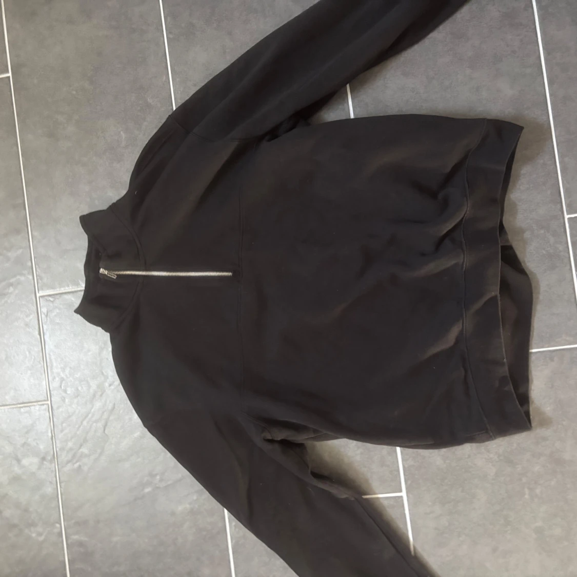 Svart tröja med dragkedja - 1