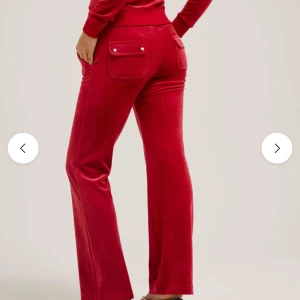 Röda Juicy Couture  - Snygga röda Juicy Couture mjukisbyxor i velour. Byxorna har praktiska fickor med knappar baktill och snörning framtill för en justerbar passform. Köpta på NK för 1200kr.