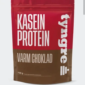 Kasein Protein Varm Choklad från Tyngre - Kaseinprotein med smak av varm choklad från Tyngre. Förpackningen innehåller ca 750 g, då jag bara testat den en gång och är perfekt för att boosta muskelmassan. Den kommer i en praktisk återförslutningsbar påse i rött och brunt. Smakar precis som den varma chokladen du drack på din barndoms utflykter! Originalpriset: 279kr 