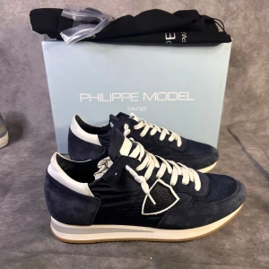 Philippe model trainers i nyskick - 10/10 skick | Size 39 fits 40 | fraktar spårbart dagen efter via postnord eller instabox | inget og medföljer | ingår, innersula 26 cm