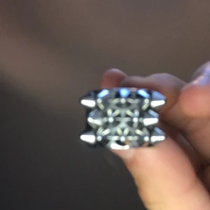 Silverfärgad ring med geometrisk design - En Edblad ring i silver med taggar den har stämpel. Säljer den för 270 kr