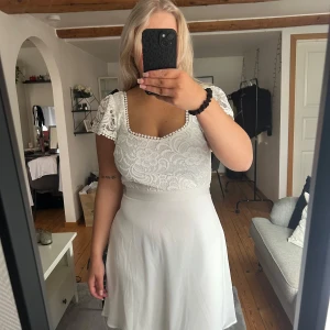 Vit klänning från Nelly - Säljer en perfekt klänning nu till studenten. Aldrig använd bara provad! Jag säljer då den inte kommer till användning.