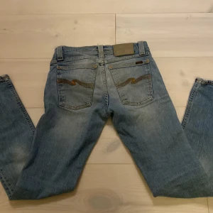Nudie jeans ljusblå - Tja, säljer ett par stilrena ljusblå nudie jeans, storlek  W28 L30 som är i väldigt bra skick.