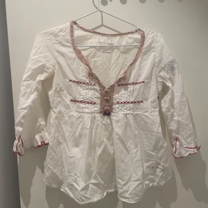 Blus  - Fin gullig blus ifrån odd Molly, den är rätt gammal fast i bra skick. Vi kan diskutera pris och skriv för fler bilder