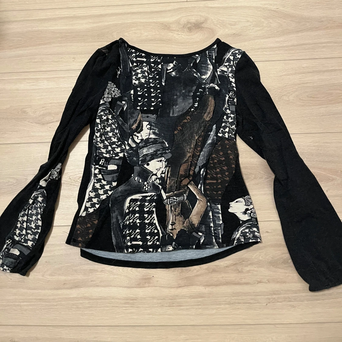 Svart långärmad topp med konstnärligt mönster