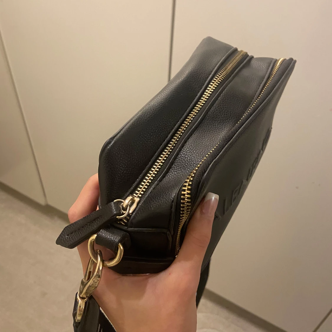 Svart axelväska från Valentino - 3