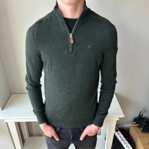 Grön Morris halvzip - Säljer denna sköna mörkgröna merinoulls halvzipen från Morris, skriv om du har minsta fundering!