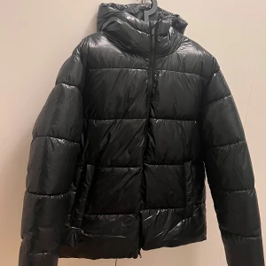 Svart pufferjacka - Ny jacka från lager 157 i stl L 300kr nypris 600kr 
