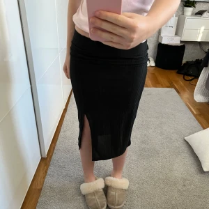 Svart ribbad kjol från Sisters Point💓 - Snygg svart ribbad kjol från Sisters Point i storlek XS. Kjolen har en stilren design med en slits framtill som ger en extra touch. Perfekt för en chill outfit till sommaren💓Den tvättas innan den postas💓Den är ganska stretchig så den KAN nog passa xs-m💓