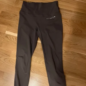 Helt nya leggings från Relode - Snygga bruna leggings från Relode med hög midja. Perfekta för träning med en tight passform som ger bra stöd. Materialet är stretchigt och bekvämt, vilket gör dem idealiska för intensiva träningspass. Bara testade! 