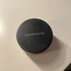 bareMinerals Rose Radiance - bareMinerals Rose Radiance är ett löst puder med en mjuk rosa nyans som ger en naturlig lyster till ansiktet. Man kan väven använda dem som en Blush❤️