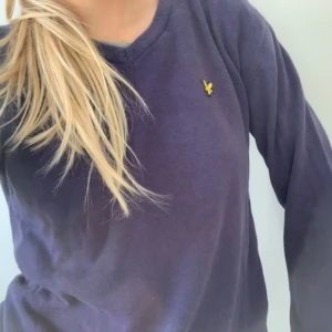 Mörkblå stickad tröja från Lyle & Scott - GE GÄRNA PRISFÖRSLAG! Säljer en jättefin äkta mörkblå tröja från Lyle & Scott med deras ikoniska gula logga! 💛Köptes på herravdelningen men används av mig som är tjej (passar både tjejer och killar). Stolek: 14/15 år (S-M) Tröjan har inga defekter. Köparen står för frakten - köpt är köpt 