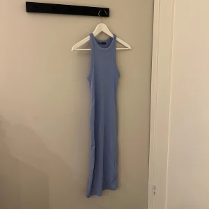 Ljusblå ribbad klänning från Zara - Säljer en stilren ljusblå ribbad klänning från Zara. Klänningen har en tight passform som framhäver figuren. Klänningen är i mycket bra skick. Storlek S. 