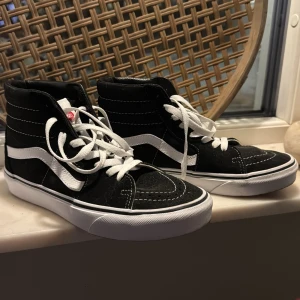  Vans sneakers  - Nästan oanvända vans som jag säljer då det inte är min stil. Använda en gång och är i nyskick. Därav priset. Storlek 38