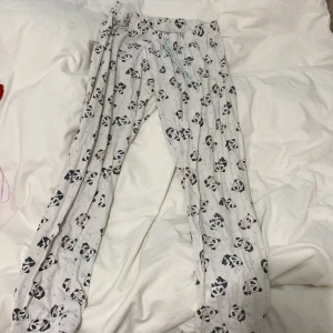 Vita pyjamasbyxor med pandamönster från Primark - Mysiga vita pyjamasbyxor från Primark med ett gulligt pandamönster. Byxorna har en bekväm resårmidja med snörning för justerbar passform. Perfekta för en avslappnad hemmakväll. Säljer pga ingen användning. Storlek S. Skriv vid funderingar💕
