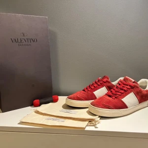 Röda valentino flycrew - Säljer nu mina röda flycrews då jag har växt ur dom skick 9/10 använda men mycket kvar att ge. Storlek 41 men passar 42 alla nitar kvar de som medkommer är box snören 2 dustbags och skorna. Pris 4000 men prutbara.