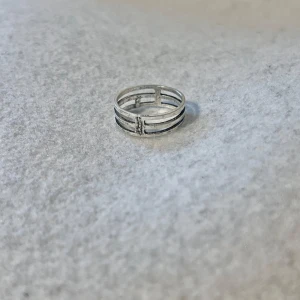 Silverfärgad ring - US storlek 7/7.5, diameter cirka 17.3–17.8 mm, omkrets cirka 54.5–56 mm.  Blanda och matcha dina favoriter! Köp flera artiklar tillsammans för rabatt och spara på frakten.  #silver #ring #vintage #smycken #klassisk