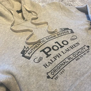 Grå hoodie från Ralph Lauren - Jätte bra skick, inga defekter. Storlek M passar även S