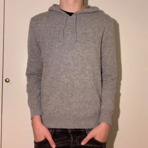100% kashmire hoodie - Säljer denna stilrena kashmire hoodie i storlek S men passar även som XS. Perfekt till kallare dagar men även nu till våren. Skick = 9/10, Inga hål eller andra defekter. Skriv vid andra funderingar/frågor! 