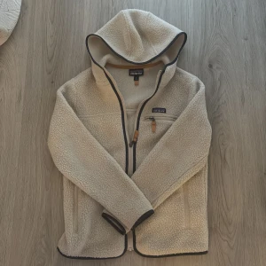 Beige fleecejacka från Patagonia - Mysig beige fleecejacka från Patagonia. I storlek S! I mycket bra skick. Tycker om den men behöver inte den längre. 🥰Pris går att diskutera. Bara att höra av sig❤️ 