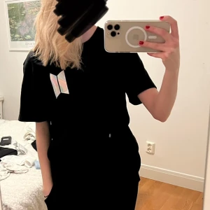 Svart BTS t-shirt  - Svart BTS t-shirt med tryck på fram- och baksidan. Använd max 3 gånger och har inga skador. Inte äkta merch! Pris kan diskuteras!