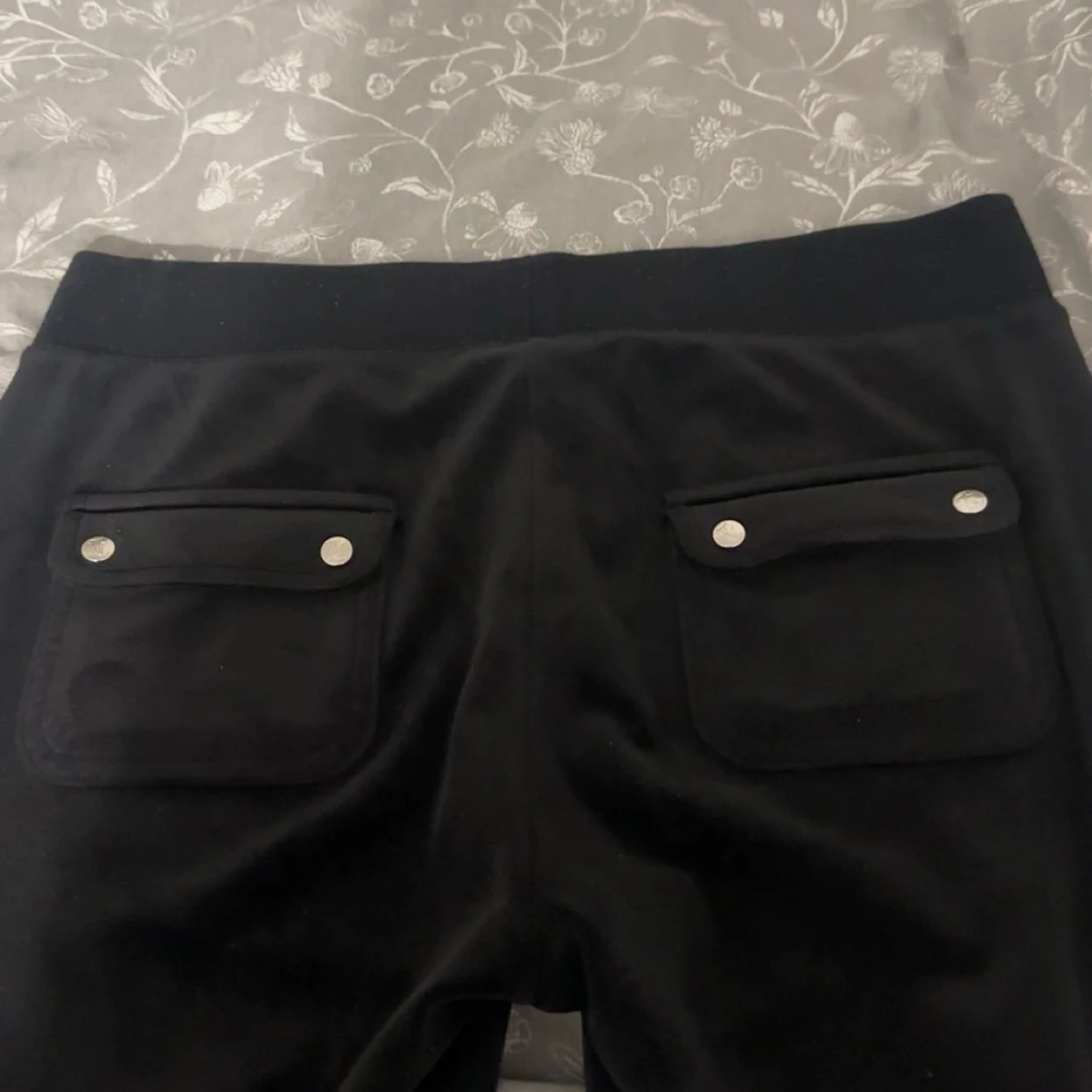 Svarta juicy byxor