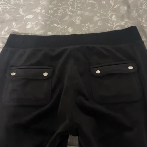 Svarta juicy byxor  - Hej guyss säljer snygga svarta juicy byxor som är perfekta för en avslappnad stil. Har de i storleken M.