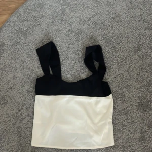 Svart och vit linnetopp - Snygg svart och vit topp, aldrig använd 