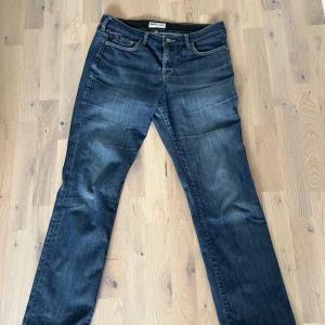 Blå jeans från Lee - Snygga blå jeans från Lee med klassisk femficksdesign och knappgylf. De har en normal passform och är perfekta för en avslappnad stil. . De är 31/33 i storleken. Jag är 175 som referens och brukar ha storlek s i midjan och de är lite stora på mig. Det är bara att skriva för fler bilder eller frågor😊