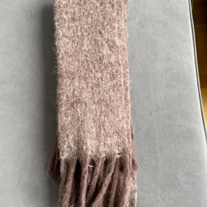 Ullhalsduk NA-KD - Väldigt fint skick