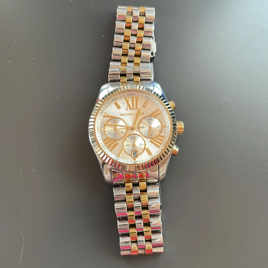 Tvåfärgad klocka från Michael Kors