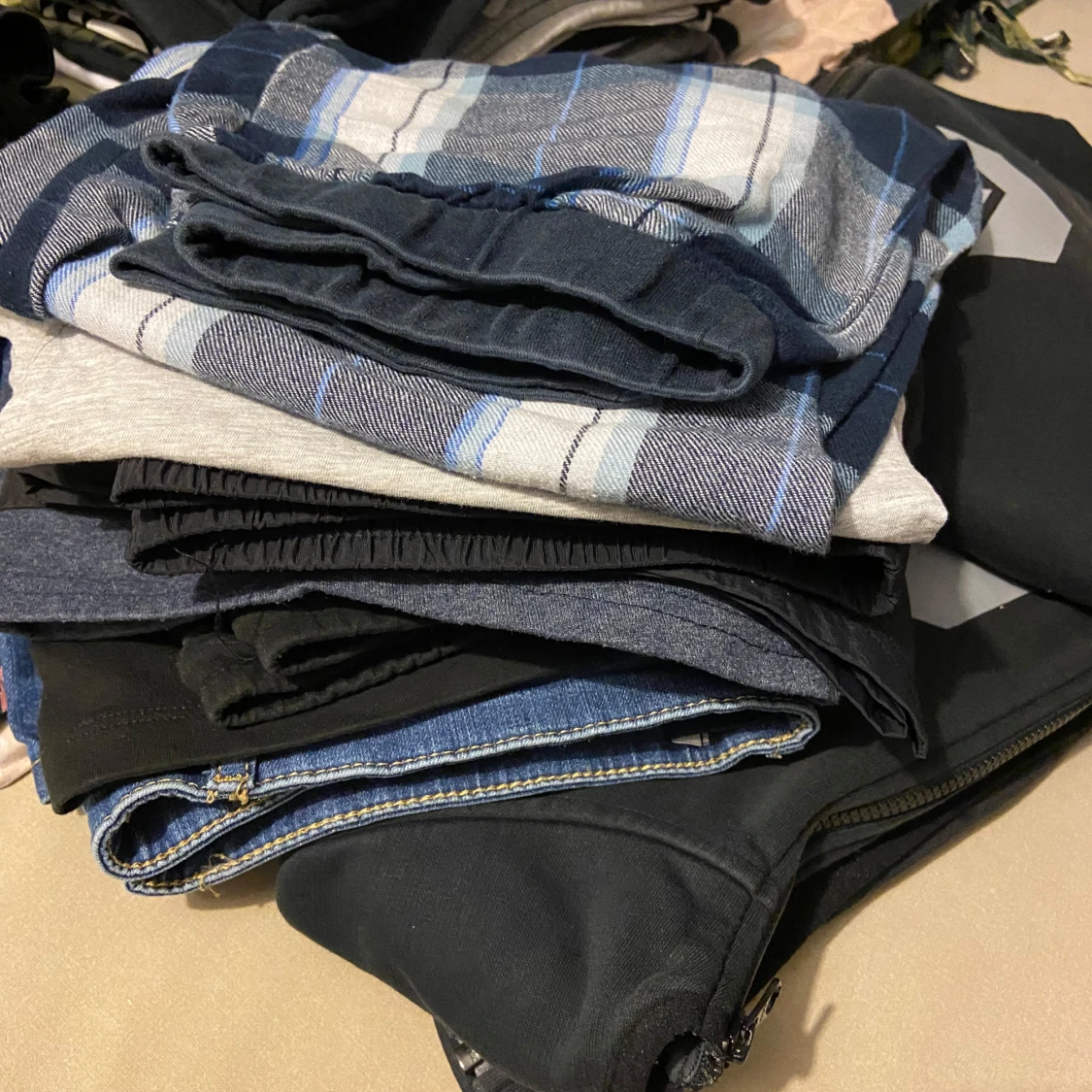 Svart t-shirt med randigt tryck - 2