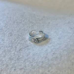 Silver ring - US storlek 6/6.5, diameter cirka 16.5–17 mm, omkrets cirka 51.8–53.5 mm.  Blanda och matcha dina favoriter! Köp flera artiklar tillsammans för rabatt och spara på frakten.  #silver #ring #vintage #smycken #klassisk