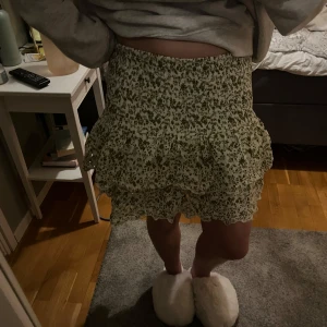 Blommig volangkjol - Säljer min söta kjol ifrån Zara då den tyvärr inte kommer till användning längre! Superbra skick! Storlek XL men skulle säga att den sitter mer som en S/M