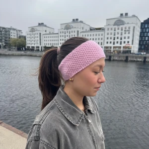 Satinhårband rosa 🩷 - Vårat handstickade satinhårband i rosa!! De rosa hårbanden kommer med rosa glansigt satintyg insytt🥰 Priser ligger på 119kr+frakt 59kr och betalning sker via våra företags swish!!