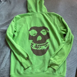Vintage misfits hoodie - Vintage misfits hoodie Några små obehandlade fläckar som bör försvinna enkelt. mindre defekter finns men inget som man lägger märke till, se bild. ‼️OBS: säljer helst via Vinted så skriv vid intresse!‼️