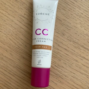 Lumene CC Color Correcting Cream Deep Tan - Oanvänd, köpte fel färg.                                      Lumene CC Color Correcting Cream i nyansen Deep Tan. Denna kräm erbjuder medium täckning och är lämplig för alla hudtyper. Innehåller SPF 20 och är vegansk. 