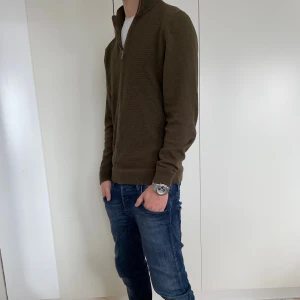 Olivgrön halvzip i Kashmir från Massimo Dutti - Snygg Olivgrön halvzip i 20% Kashmir från Massimo Dutti. Perfekt för en avslappnad stil. Tröjan har långa ärmar och en ribbad nederkant som ger en skön passform. Skick 8/10. Modellen är 173
