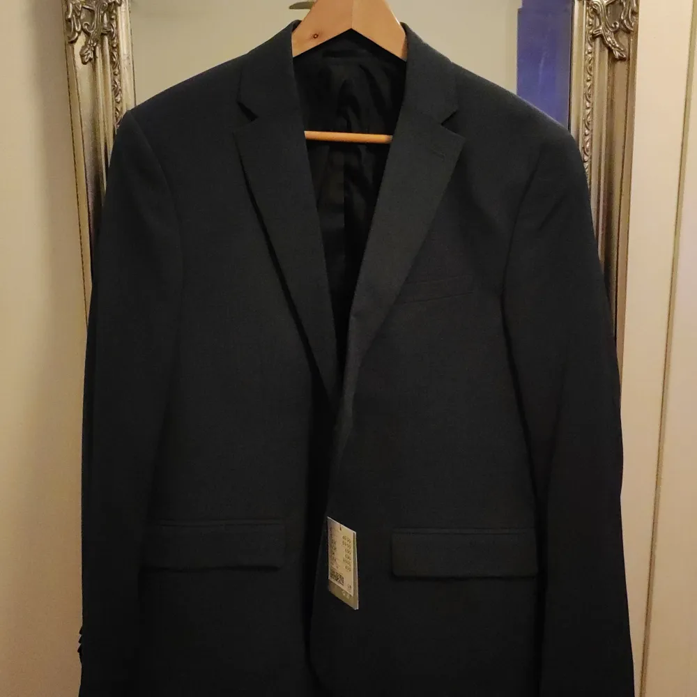 Säljer en snygg blå grå kavaj från H&M i slim fit med stretch. Den är i nytt skick och gjord av återvunnen polyester, vilket är toppen för miljön! Perfekt för både fest och mer formella tillfällen. Storleken är herr M. Passar bra till både höst och vår.. Puvut & Bleiserit.