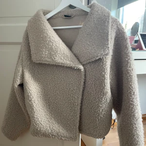 Teddyjacka  - Teddyjacka/kappa från Ginatricot, stl xs🤍