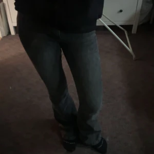 Grå bootcut jeans - Säljer ett par snygga grå bootcut jeans i mycket bra skick. De är low waist/mid waist! Jag är 160 som referens☺️