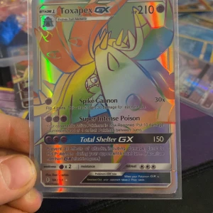 Toxapex GX Pokémonkort - Säljer ett Toxapex GX Pokémonkort. Kortet har en holografisk yta som ger det en cool regnbågseffekt. Perfekt för samlare eller Pokémon TCG-spelare som vill stärka sin lek med en stark Pokémon . Ny pris 300kr