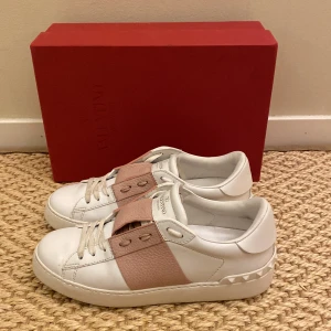 Valentino open skor  - Valentino open | Skick: 9/10 | Storlek 37 | Nypris: 7200+ | Pris 3499 | Hör av dig vid minsta fråga eller fundering!