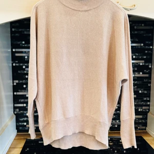 Beige stickad tröja från InWear - Säljer en superfin beige stickad tröja från InWear i storlek M. Den har en avslappnad passform och långa ärmar, perfekt för höst och vinter. Tröjan är i mycket bra skick och är både stilren och bekväm. Perfekt för att hålla sig varm och snygg under kyliga dagar!