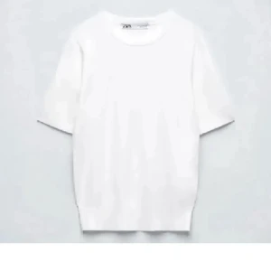 Zara stickad T-shirt - Vit stickad T-shirt från Zara i storlek S, jättebra skick då den använd fåtal gånger. 