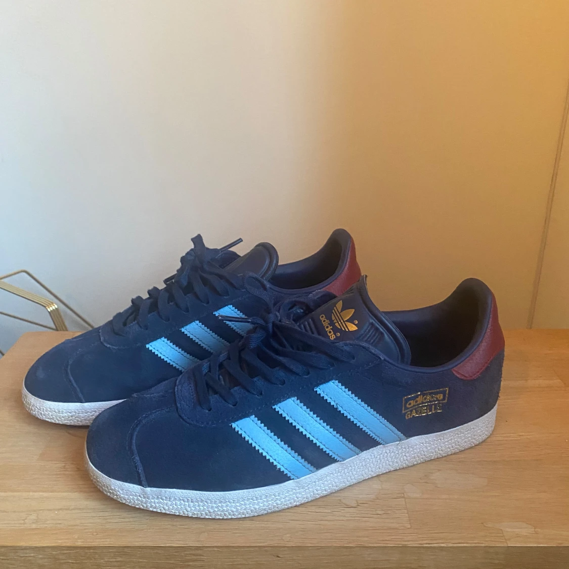 Adidas Gazelle i blått och rött
