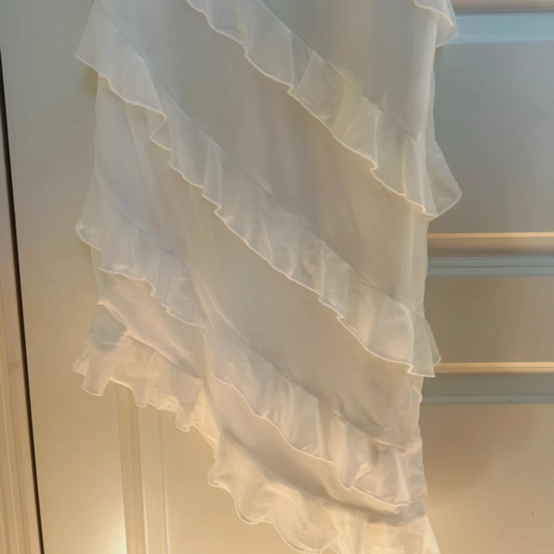 Vit klänning med volanger - 91